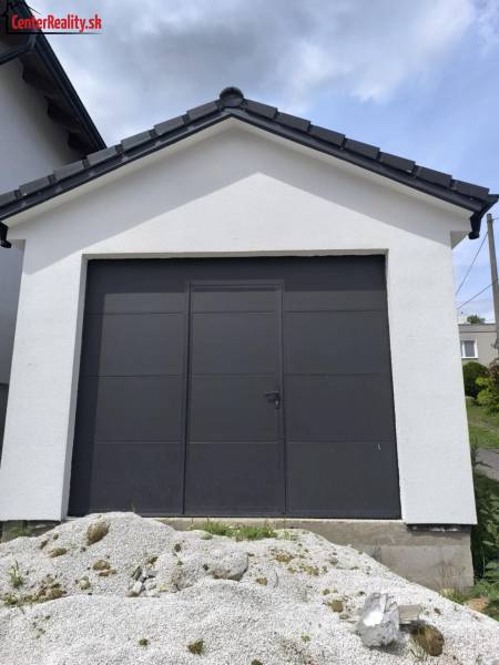 ‼️ NOVO POSTAVENÝ RODINNÝ DOM  S GARÁŽOU NA PREDAJ, MALÉ KRŠTEŇANY  ‼️ - Rodinný dom v Malých Krštenanoch s bielou garážou a tmavými dverami.