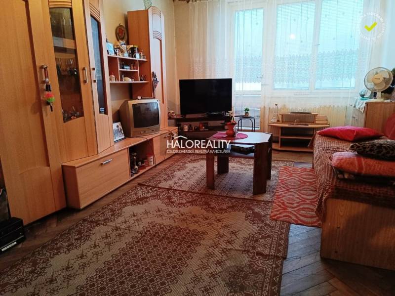 REZERVOVANÉ - Predaj, dvojizbový byt Krompachy, Hlav... - Obývačka v 2-izbovom byte so základným zariadením a kobercom na podlahe.