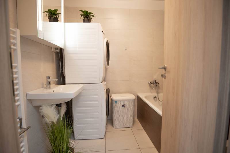 Jedinečný 3-izbový apartmán s balkónom, 71 m², Nový Ružinov - Kúpeľňa v 3-izbovom byte s práčkou, sušičkou a vaňou.