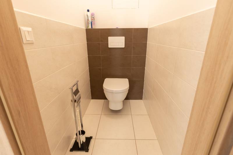 Jedinečný 3-izbový apartmán s balkónom, 71 m², Nový Ružinov - Samostatná toaleta v 3-izbovom byte s dlaždicami a sanitou.