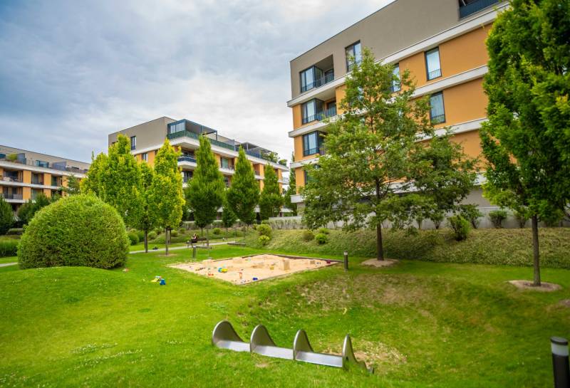 Jedinečný 3-izbový apartmán s balkónom, 71 m², Nový Ružinov - Areál s viacerými bytovými domami, detské ihrisko a upravená zeleň v Bratislave-Ružinove, Bajkalská.