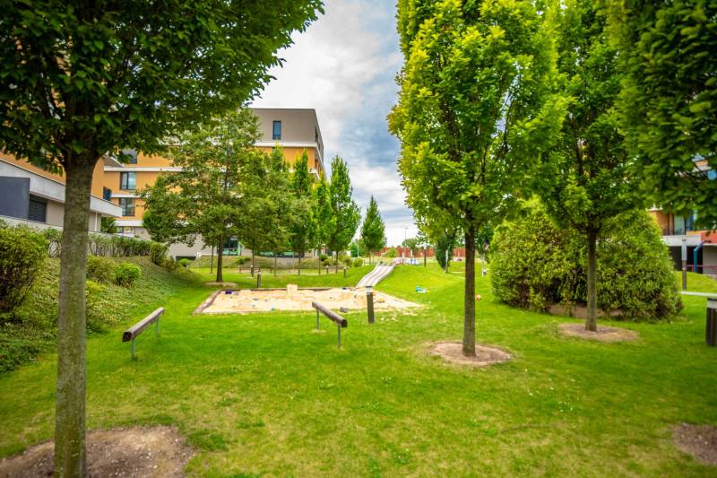 Jedinečný 3-izbový apartmán s balkónom, 71 m², Nový Ružinov - Vonku park s detským ihriskom pri bytovom dome na Bajkalskej v Bratislave - Ružinove.