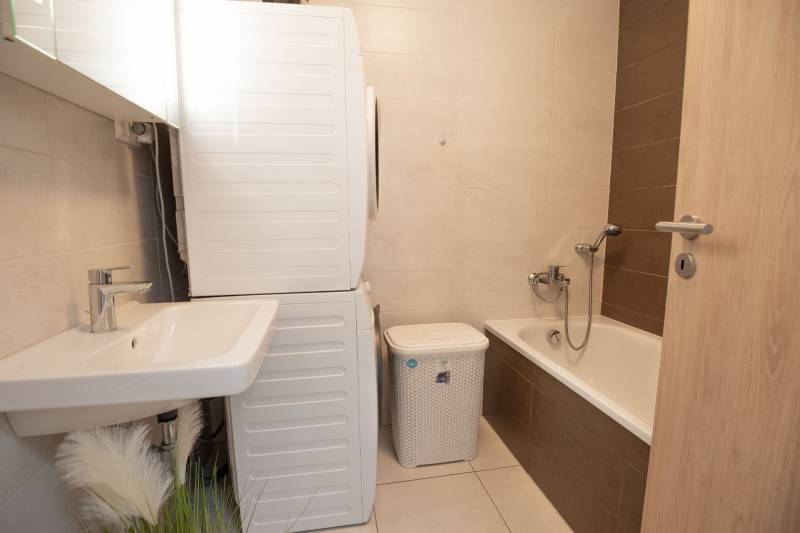 Jedinečný 3-izbový apartmán s balkónom, 71 m², Nový Ružinov - Kúpeľňa s vaňou, umývadlom, práčkou v 3-izbovom byte.
