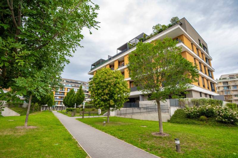 Jedinečný 3-izbový apartmán s balkónom, 71 m², Nový Ružinov - Bytový dom obklopený zeleňou na Bajkalskej ulici v Bratislave - 3-izbový byt.