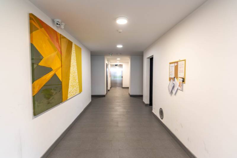 Jedinečný 3-izbový apartmán s balkónom, 71 m², Nový Ružinov - Chodba s abstraktným obrazom v 3-izbovom byte.