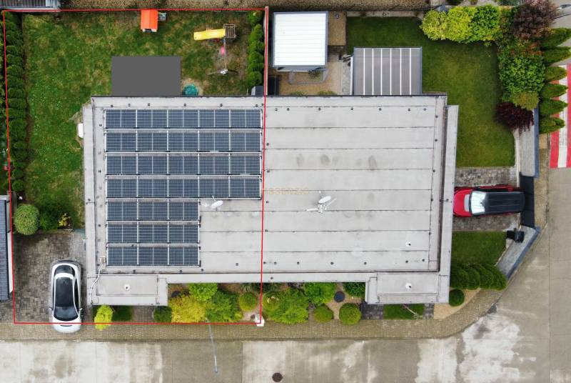- PREDAJ - Moderný rodinný dom s extrémne nízkymi nákladmi! - Rodinný dom v Povode zhora, s fotovoltaickými panelmi na streche a záhradkou.