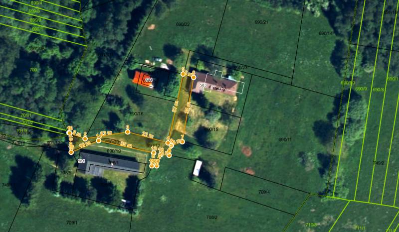 Pozemok - 2000 m2 - Veľká Lehota, okres Žarnovica - Satelitná mapa rekreačných pozemkov vo Veľkej Lehote s vyznačenými parcelami a budovami.