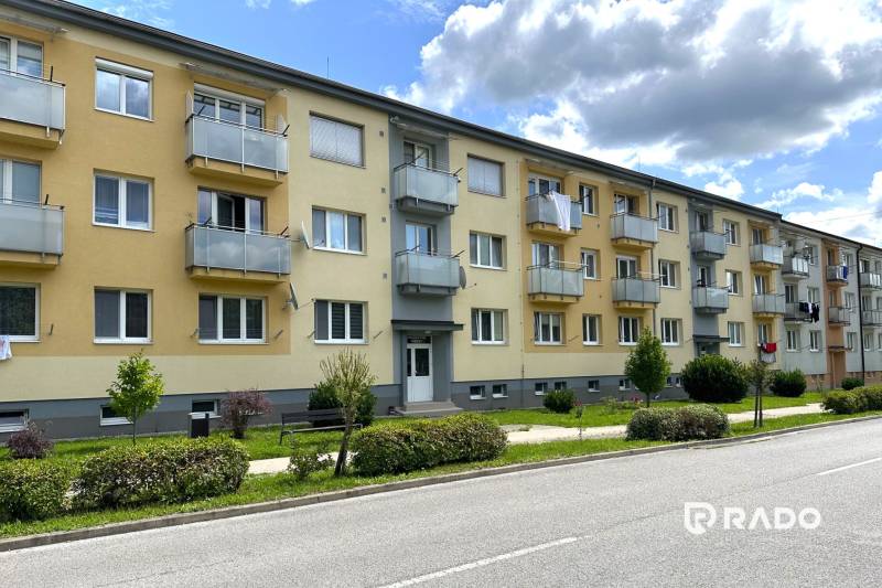 Čerstvo prerobený dvojizbový byt v Púchove na prenájom! - Bytový dom na Obrancov mieru, Púchov so zelenými predzáhradkami a balkónmi.
