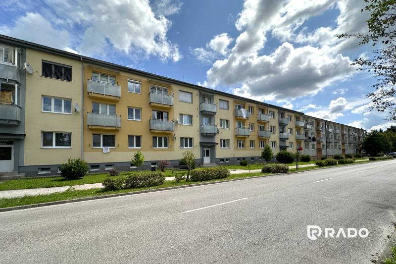 Čerstvo prerobený dvojizbový byt v Púchove na prenájom! - Bytový dom na ulici Obrancov mieru v Púchove, zahŕňajúci 2-izbový byt.