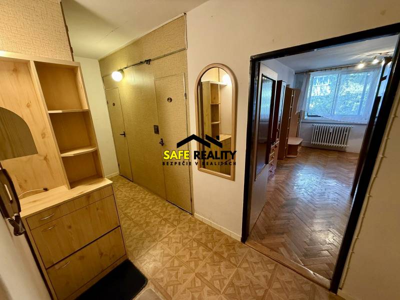 Jednoizbový byt s lodžiou, Žilina - Centrum - Chodba s dreveným nábytkom a pohľadom do izby v 1-izbovom byte.