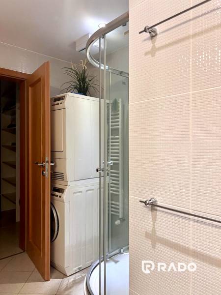 Priestranný 3 izbový pod HRADOM | 107m2 + TERASA - Kúpeľňa so sprchovacím kútom, práčkou a sušičkou v 3-izbovom byte.