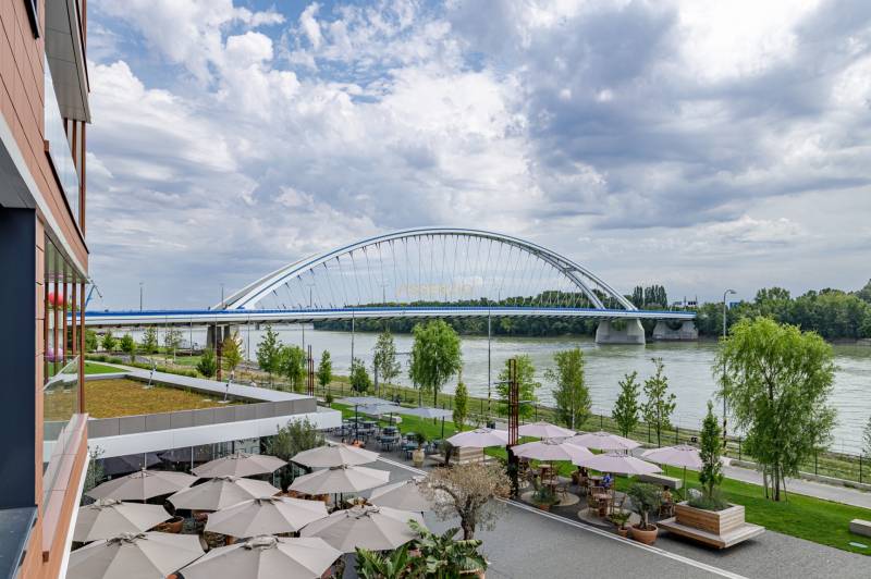 - PRENÁJOM - 2 IZBOVÝ BYT - EUROVEA - RIVERSIDE - Most v Bratislave - Starom Meste, s výhľadom na rieku a vonkajšie sedenie.