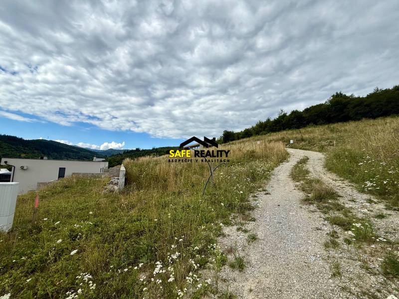Stavebný pozemok v Divinke - Žilina - Pozemky - bývanie v Divinke s vidieckou cestou a panoramatickým výhľadom na krajinu.