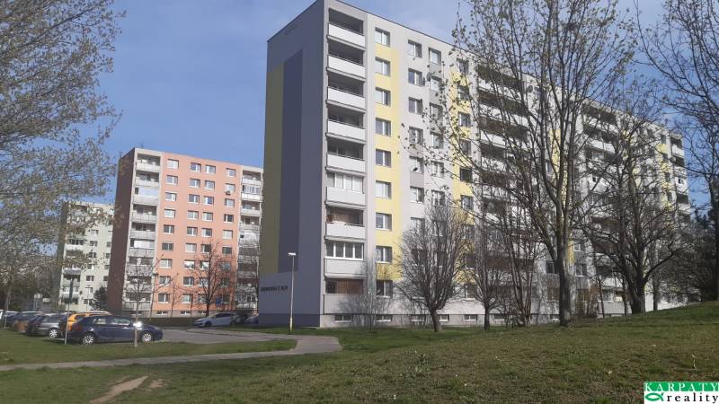 Platba v hotovosti, kúpa 3 izbový byt Trnava! - Bytový dom v Trnave obklopený stromami s parkovacími miestami. vhodný pre 3-izbový byt.