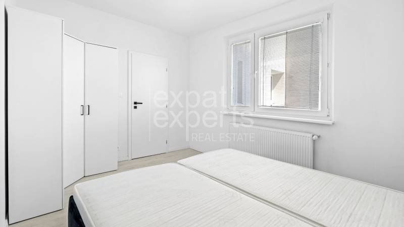 Moderný, zrekonštruovaný 3i byt 68m2, s lodžiou, pivnicou a parkovaním - Svetlá spálňa v 3-izbovom byte s dvomi posteľami a vstavanou skriňou.