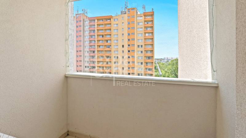 Moderný, zrekonštruovaný 3i byt 68m2, s lodžiou, pivnicou a parkovaním - Balkón z 3-izbového bytu s výhľadom na farebný panelák v Devínskej Novej Vsi.