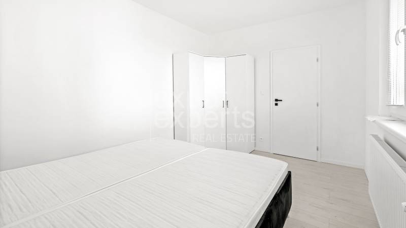 Moderný, zrekonštruovaný 3i byt 68m2, s lodžiou, pivnicou a parkovaním - Spálňa v 3-izbovom byte so šatníkovou skriňou a dvojposteľou v bielej farbe.