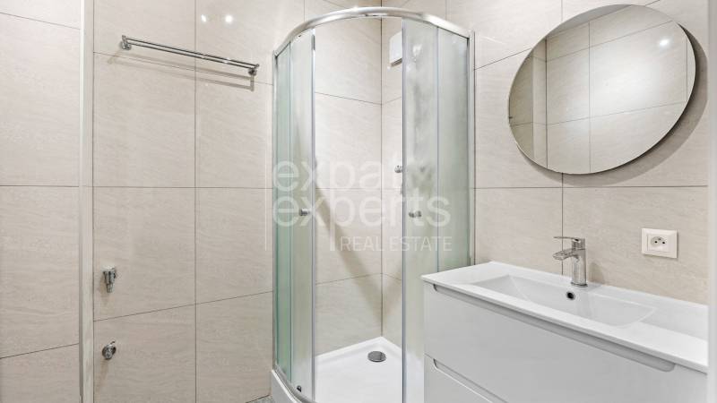 Moderný, zrekonštruovaný 3i byt 68m2, s lodžiou, pivnicou a parkovaním - Kúpeľňa so sprchovacím kútom, umývadlom a okrúhlym zrkadlom v 3-izbovom byte.