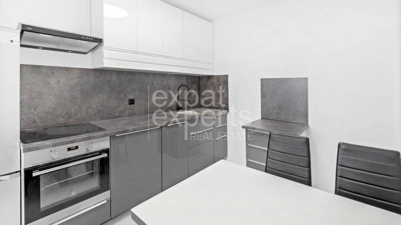 Moderný, zrekonštruovaný 3i byt 68m2, s lodžiou, pivnicou a parkovaním - Kuchyňa v 3-izbovom byte s modernými spotrebičmi a sivými skrinkami.