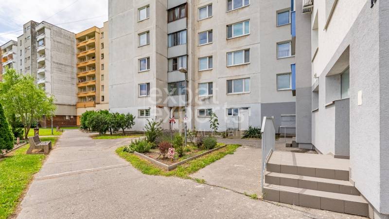 Moderný, zrekonštruovaný 3i byt 68m2, s lodžiou, pivnicou a parkovaním - Bytový dom na ulici Jána Jonáša v Bratislave - Devínska Nová Ves obklopený zeleňou.