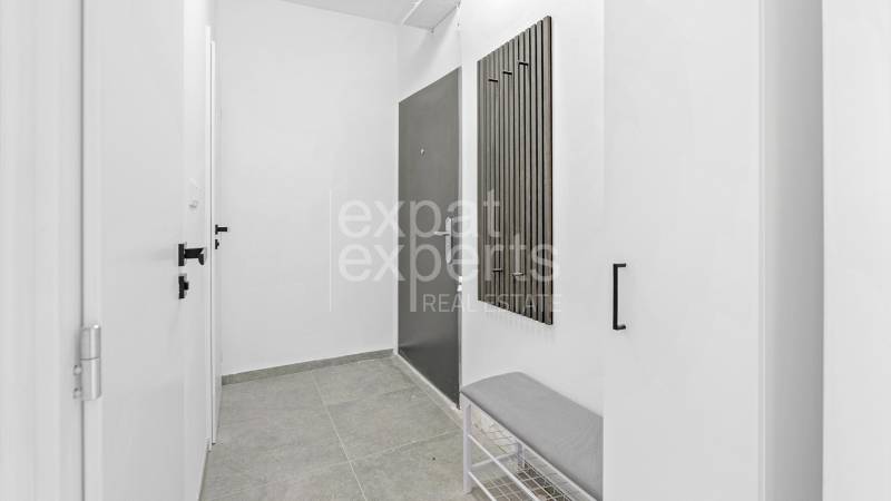 Moderný, zrekonštruovaný 3i byt 68m2, s lodžiou, pivnicou a parkovaním - Chodba v 3-izbovom byte s lavičkou a vešiakom na kabáty.