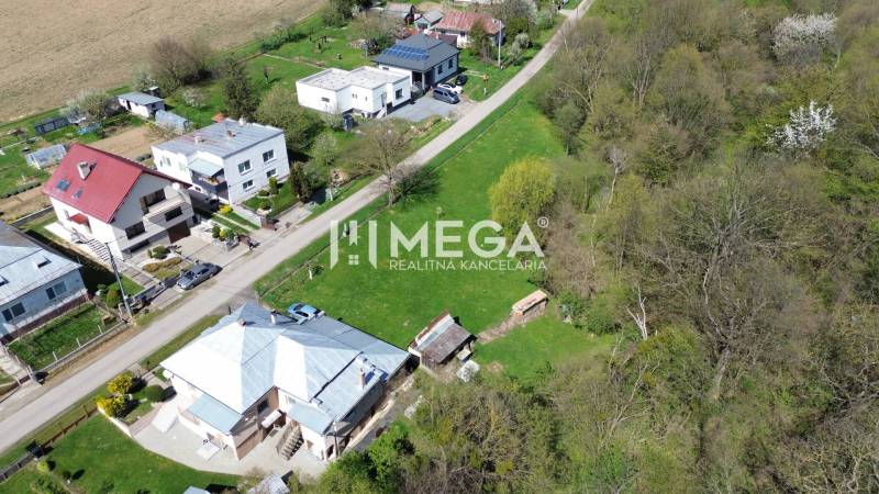 ZNÍŽENÁ CENA - NA PREDAJ stavebný pozemok v obci Staré - Domy a záhrady pri lese na ulici Staré a Pozemky - bývanie.