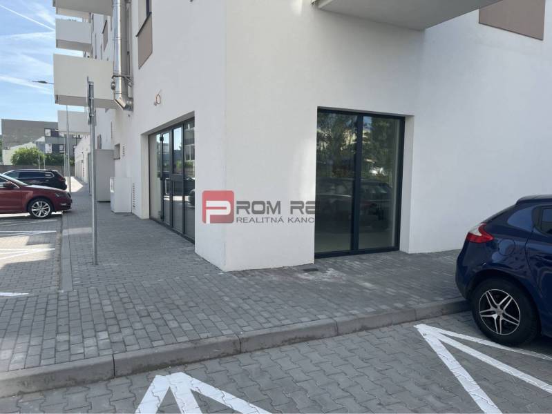 Obchodný priestor v novostavbe - Obchodné priestory s veľkými oknami a parkovaním na Eduarda Wenzla, Bratislava III.