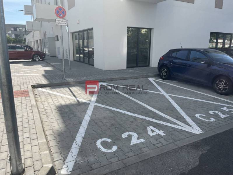 Obchodný priestor v novostavbe - Parkovacie miesto na ulici Eduarda Wenzla v Bratislave III pred obchodnými priestormi.
