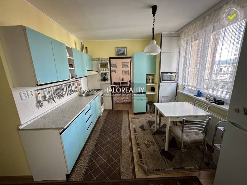REZERVOVANÉ - Predaj, trojizbový byt Poprad, Poprad,... - Kuchyňa v 3-izbovom byte s modrými skrinkami a jedálenským stolom.