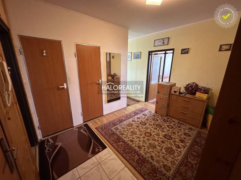 REZERVOVANÉ - Predaj, trojizbový byt Poprad, Poprad,... - Vstupná chodba s kobercom v 3-izbovom byte, vešiak a skrine na stene.