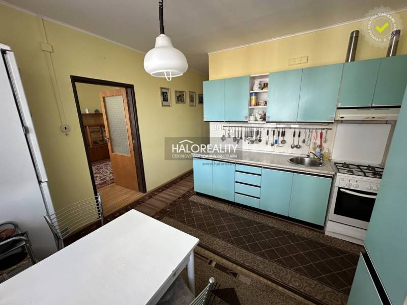 REZERVOVANÉ - Predaj, trojizbový byt Poprad, Poprad,... - Kuchyňa v 3-izbovom byte s jednoduchým nábytkom a žltými stenami.