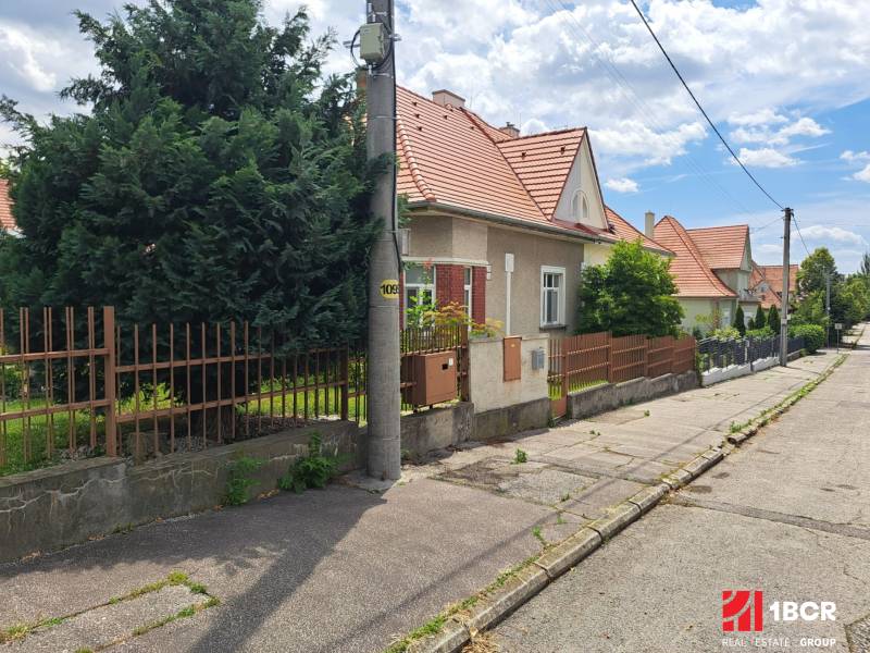 ZAUJÍMAVÝ RODINNÝ DOM, NITRA - ZOBOR - Nécseyho ulica v Nitre s klasickým rodinným domom a záhradou.