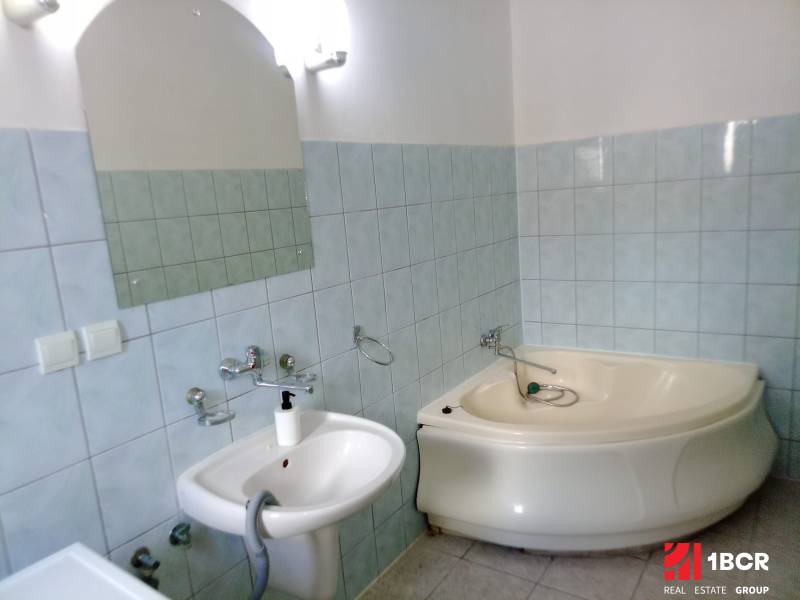 ZAUJÍMAVÝ RODINNÝ DOM, NITRA - ZOBOR - Kúpeľňa v rodinnom dome so značkovou hydromasážnou vaňou a keramickým umývadlom.