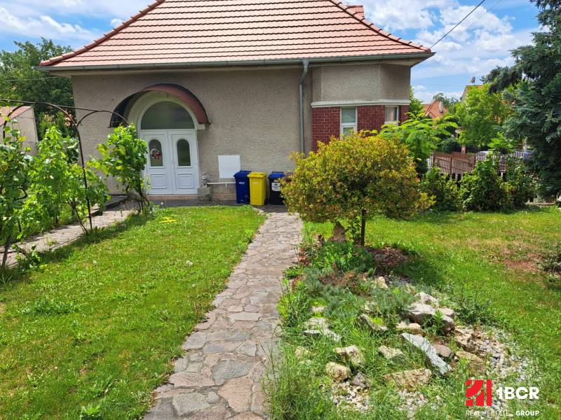 ZAUJÍMAVÝ RODINNÝ DOM, NITRA - ZOBOR - Pred rodinným domom na Nécseyho ulici v Nitre sa nachádza zelený trávnik s chodníkom.