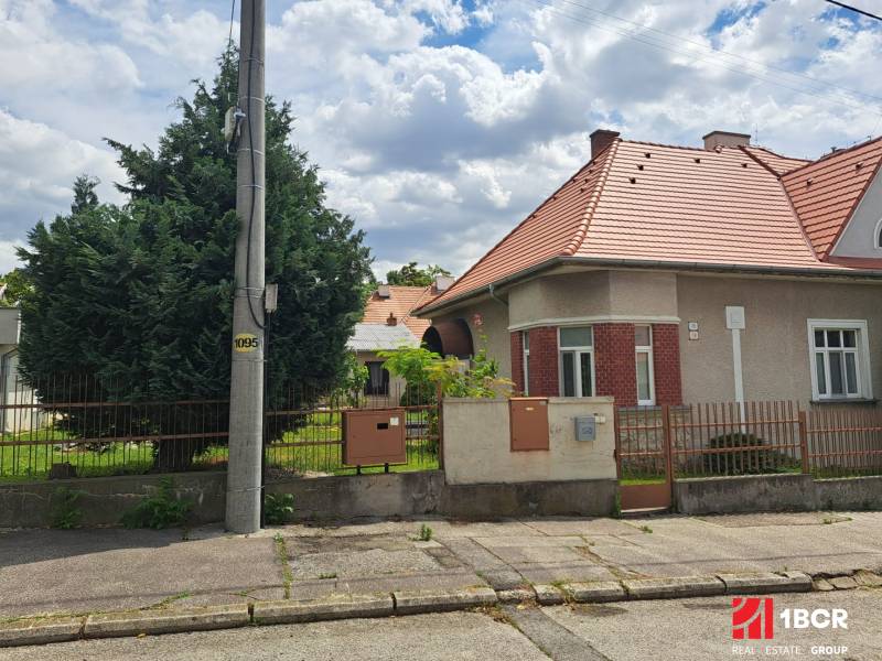 ZAUJÍMAVÝ RODINNÝ DOM, NITRA - ZOBOR - Rodinný dom na ulici Nécseyho v Nitre s oknami a plotom pri ceste.
