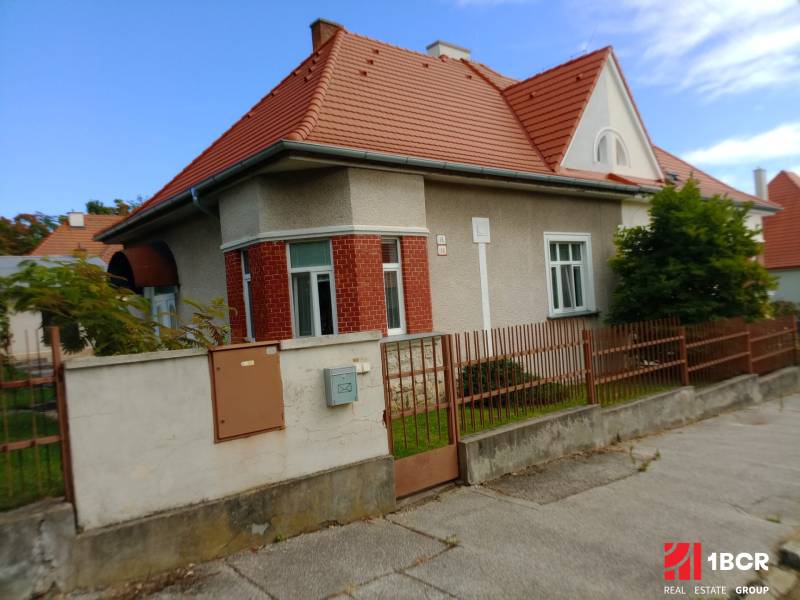 ZAUJÍMAVÝ RODINNÝ DOM, NITRA - ZOBOR - Rodinný dom na ulici Nécseyho v Nitre s červenou strechou a tehlovou fasádou.