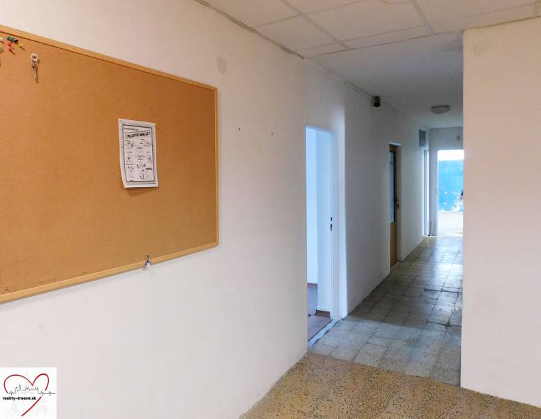 Prenájom skladu a haly, Trnava - Chodba v skladoch a halách s nástenkou a dverami.