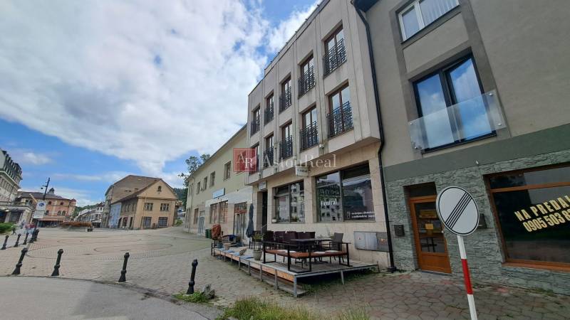 PREDAJ: Administratívno - prevádzková budova - Ružomberok - Mostová - Budova na Mostovej ulici v Ružomberku s terasou a okolitými historickými stavbami.