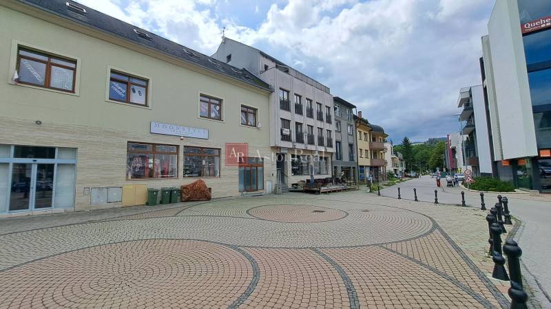 PREDAJ: Administratívno - prevádzková budova - Ružomberok - Mostová - Budova na Mostovej ulici v Ružomberku s dláždeným námestím a okolitou infraštruktúrou.
