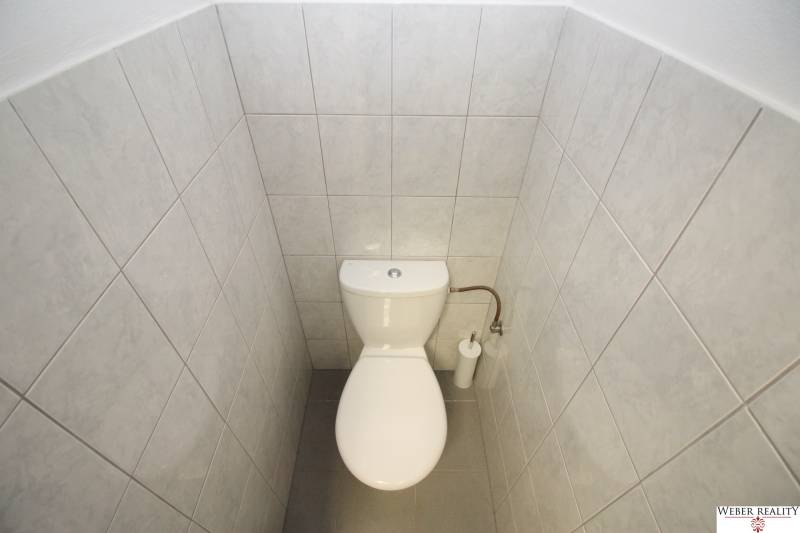Nebytový priestor, ambulancia, kancelária v Dúbravke Žatevná ul.,príz. - Toaleta s bielym obkladom v obchodných priestoroch.