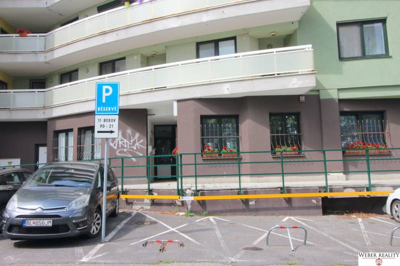 Nebytový priestor, ambulancia, kancelária v Dúbravke Žatevná ul.,príz. - Parkovisko pred obchodnými priestormi na Žatevnej ulici v Bratislave - Dúbravka.