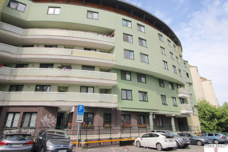Nebytový priestor, ambulancia, kancelária v Dúbravke Žatevná ul.,príz. - Bytový dom so zakrivenou štruktúrou, parkovacími miestami pred vchodom na Žatevnej ulici, Dúbravka.