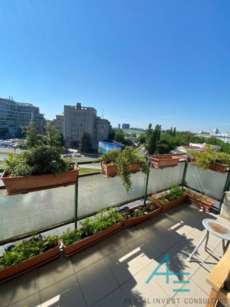 Štýlový  4 izbový  - terasa- lodžia , výťah v centre BA. - Výhľad z balkóna 4-izbového bytu na Dostojevského rade v Bratislave s kvetináčmi.
