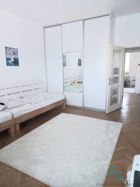 Štýlový  4 izbový  - terasa- lodžia , výťah v centre BA. - Svetlá spálňa s veľkou skriňou a drevenou posteľou v 4-izbovom byte.