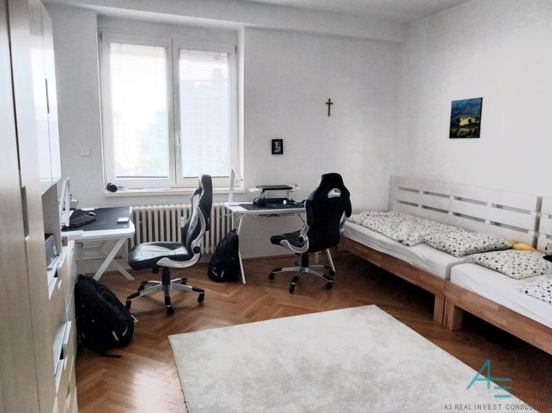 Štýlový  4 izbový  - terasa- lodžia , výťah v centre BA. - Izba s dvomi pracovnými stolmi a posteľou v 4-izbovom byte.