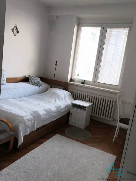 Štýlový  4 izbový  - terasa- lodžia , výťah v centre BA. - Spálňa s posteľou, lampou a oknom v 4-izbovom byte.