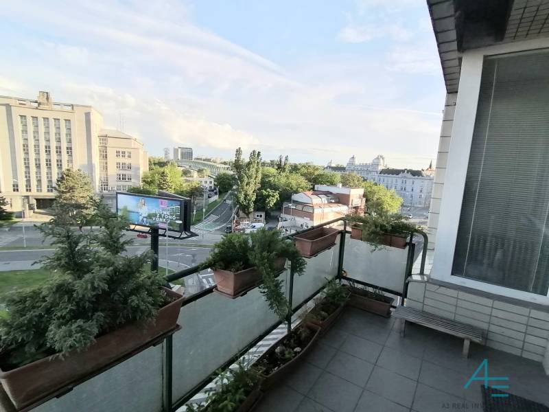 Štýlový  4 izbový  - terasa- lodžia , výťah v centre BA. - Výhľad na Bratislavu z balkóna 4-izbového bytu na Dostojevského rade.