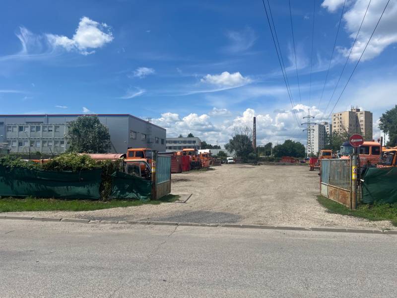 Stavebný pozemok 5.510 m2 so stavebným povolením pri Panónskej ceste  - Pozemky - komerčné na Panónskej ceste v Bratislave - Petržalke, s parkoviskom a automobilmi.