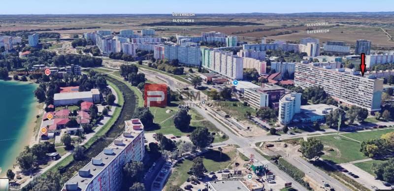 Predaj 3i, 74m2 bytu s výhľadom na Draždiak, Bratislava - Pohľad z výšky na obytné bloky na Strečnianskej ulici v Bratislave V s jazierkom.
