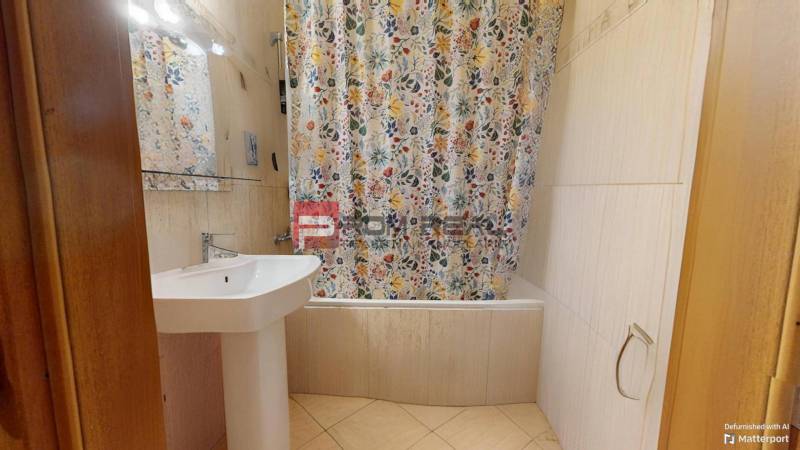 Predaj 3i, 74m2 bytu s výhľadom na Draždiak, Bratislava - Kúpeľňa s umývadlom a vaňou so vzorovaným sprchovým závesom v 3-izbovom byte.